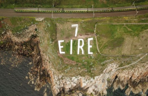 Ką reiškia ant Airijos pakrančių užrašas „Éire“?