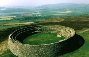 Milžinai ant savo akmeninių pečių laiko Grianan of Aileach