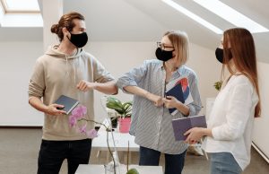 Šviesioji pandemijos pusė: darbdaviai dar niekada neskyrė tiek dėmesio darbuotojų sveikatai