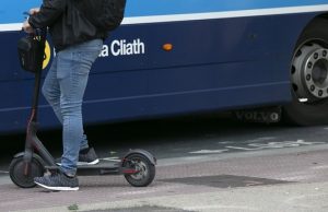 Daugiau nei pusė žmonių, nukentėjusių e. paspirtukų avarijose, nedėvėjo šalmų