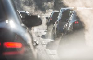ES spaudžia dėl taršos tikslų: teks pirkti kitokius automobilius