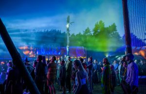 Festivalis „Yaga Gathering“ atskleidžia muzikinę programą – nuo nostalgiško reivo iki psichodelinio miško alsavimo