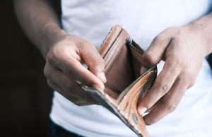Finansiniai sukčiai metų pabaigoje itin aktyvūs: pateikė patarimus, kaip atpažinti apgaules ir neprarasti pinigų