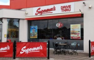 „Supermac“ parduotuvės samdo darbuotojus iš užsienio, kad užpildytų laisvas darbo vietas