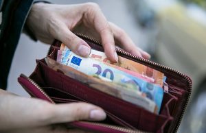 Vidutinis atlyginimas Lietuvoje buvo pasiekęs 1000 eurų, bet tik vienam mėnesiui