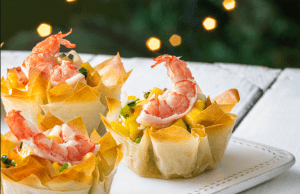 Idėja Naujųjų metų vaišėms: lengvas užkandis su krevetėmis ir mangų salsa