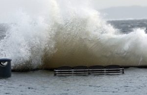 Siaučianti audra „Barra” tūkstančius žmonių paliko be elektros