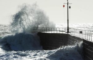 Artėjant audrai „Barra”, „Met Eireann“ tarnyba skirtingose šalies vietose skelbia Geltono, Oranžinio ir Raudono lygio orų įspėjimus