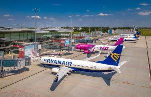 „Wizz Air“ ir „Ryanair“ stabdo daugiau nei 20 maršrutų Lietuvoje
