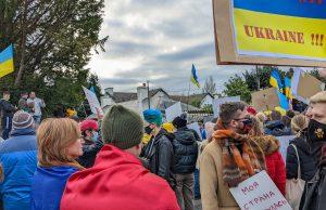 Protestuotojai prie Rusijos Federacijos ambasados Dubline reikalavo nutraukti karą Ukrainoje