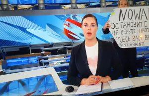 Rusijos televizijos eteryje pasirodė protestuotoja su plakatu prieš karą Ukrainoje