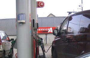 Benzino kaina Airijos degalinėse pirmą kartą viršijo 2 eurus