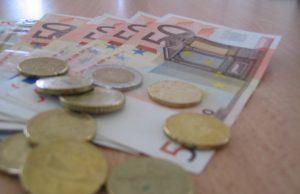 Pragyvenimo lygiui reikalingas atlyginimas pakeis minimalų atlyginimą