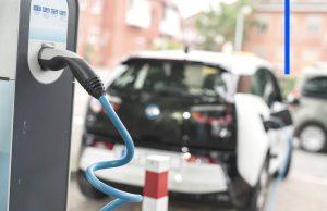 Prakalbo apie tamsiąją elektromobilių pusę: kas atsitiks su milijonais tonų baterijų