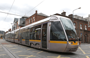 Tramvajuje grupė paauglių „spardė ir įžeidinėjo“ moterį