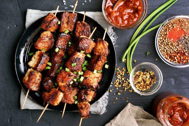 Bbq,Meat,On,Wooden,Skewers,On,Plate.,Top,View,,Flat