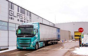 Vieną pirmųjų elektrinių vilkikų Lietuvoje testuoja stiklo paketų gamykla „Glass LT“