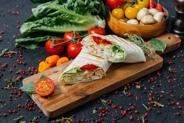 Caesar,Roll,With,Chicken.,Vegetables,And,Chicken,In,Pita,Bread
