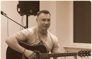 Kalėdiniai sveikinimai Airijos lietuviams Muzikantas, grupės Airija Nojus lyderis