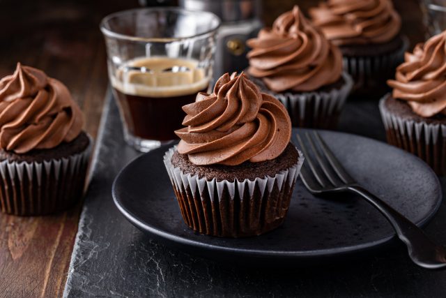 Dark,Chocolate,Irish,Coffee,Cupcakes,With,Whipped,Whiskey,Ganache,Frosting