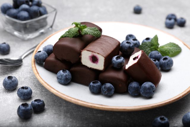 Delicious,Glazed,Curd,Snacks,With,Fresh,Blueberries,And,Mint,On