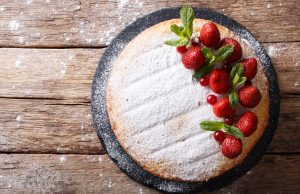 Vos iš kelių pigių ingredientų – purus biskvitinis pyragas per pusvalandį