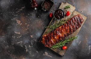 Joninėms pasigaminkite burnoje tirpstančių barbekiu šonkauliukų: padės šie eksperto patarimai (receptas)